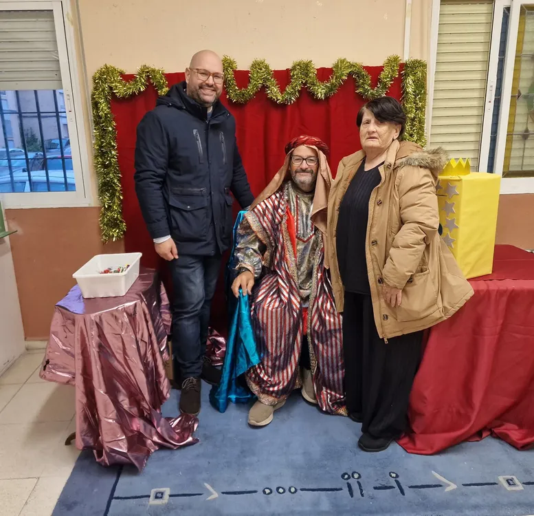 2026.01.02 FOTO BELLO CON CARTERO REAL EN LA GOBERNAORA