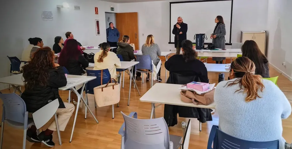 2025.11.28 FOTO VISITA A CURSO AYUDA A DOMICILIO