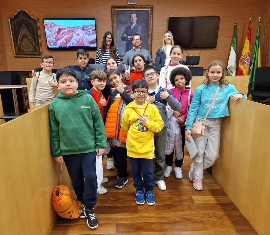 2025.02.12 FOTO VISITA DE ALUMNOS DE CEIP LAS NIEVES AL AYUNTAMIENTO